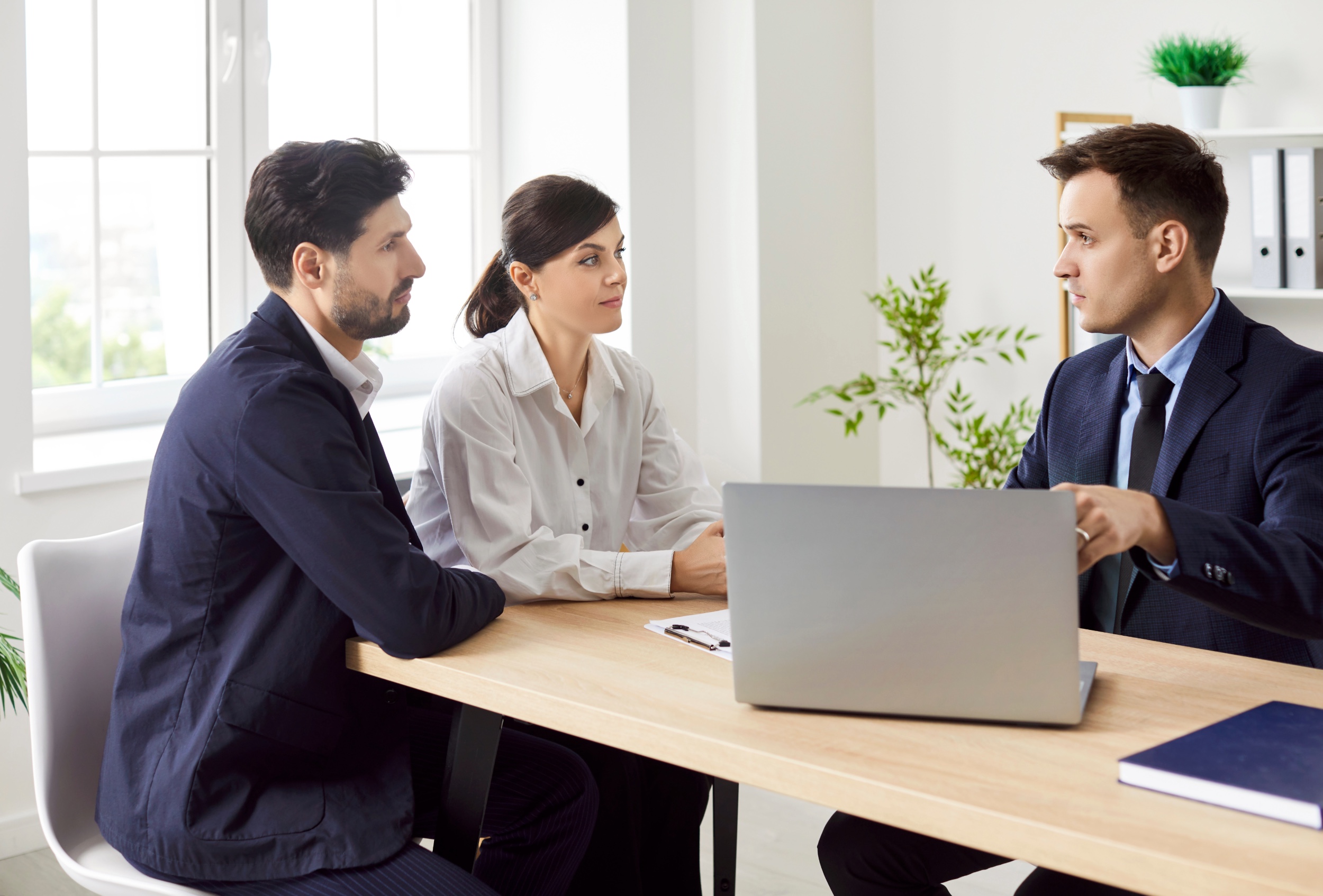 Mann mit Inkassobrief in der Hand